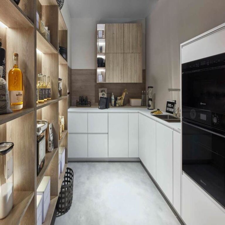 Moderne weiße Küche Moderne weiße Küche mit Hochschränken, Holzregal und schwarzen Einbaugeräten – Küche kaufen Rostock
