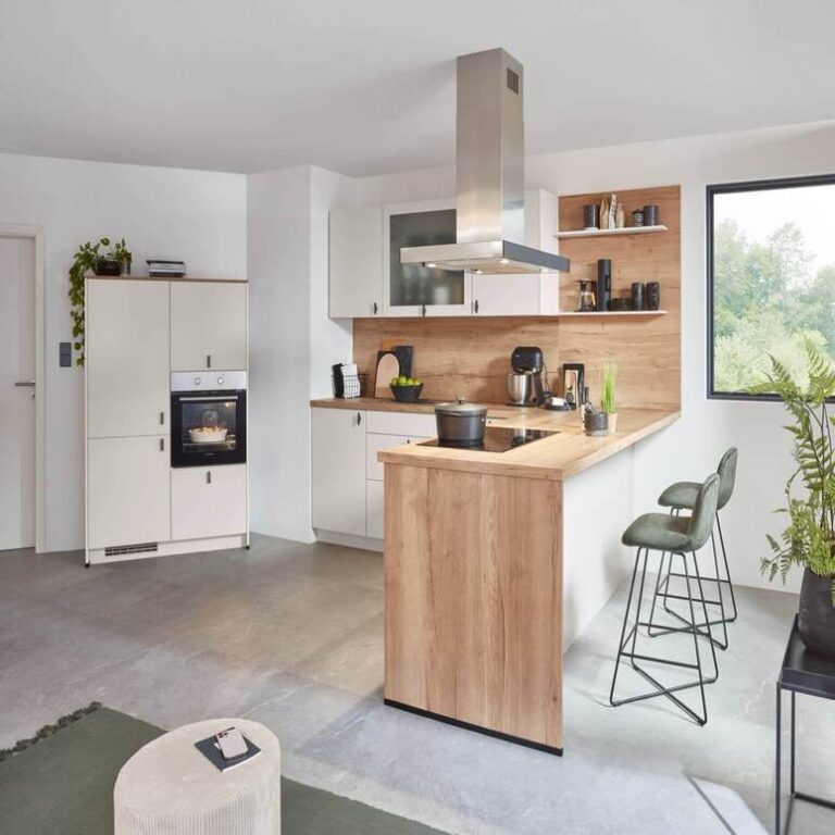 Offene Küche mit Holztheke – Küche kaufen Rostock Offene Küche mit Theke aus Holz, Barhockern und Insel-Dunstabzugshaube