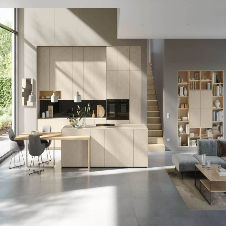 Offene Küche mit Wohnbereich – Küche kaufen Rostock Offene moderne Küche in Beige mit Kochinsel, Essplatz und angrenzendem Wohnbereich